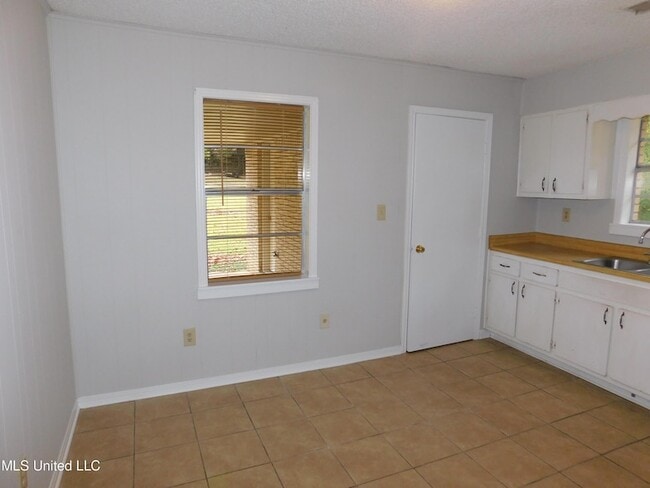 Building Photo - 285 Maidelle Cove
