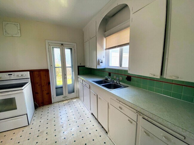 Building Photo - 1301 North- Creston neighborhood- Water Included
