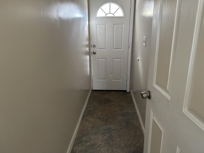 Building Photo - 108 Tower St