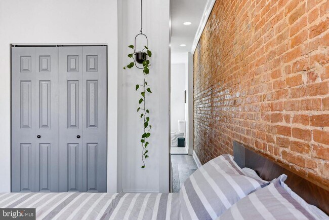 Building Photo - 737 Dolphin St