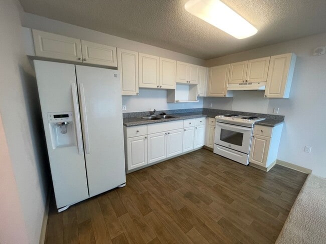 Building Photo - 1 Bed 1 Bath 1 Parking in 801 South! Water & Sewer included!