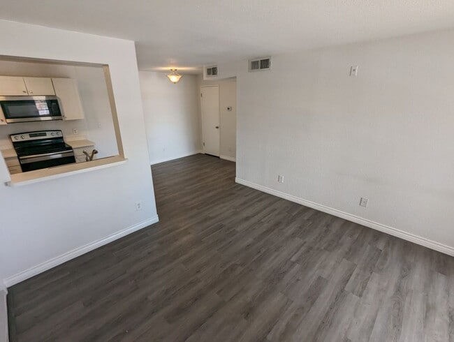 Building Photo - 240 Mission Catalina Ln