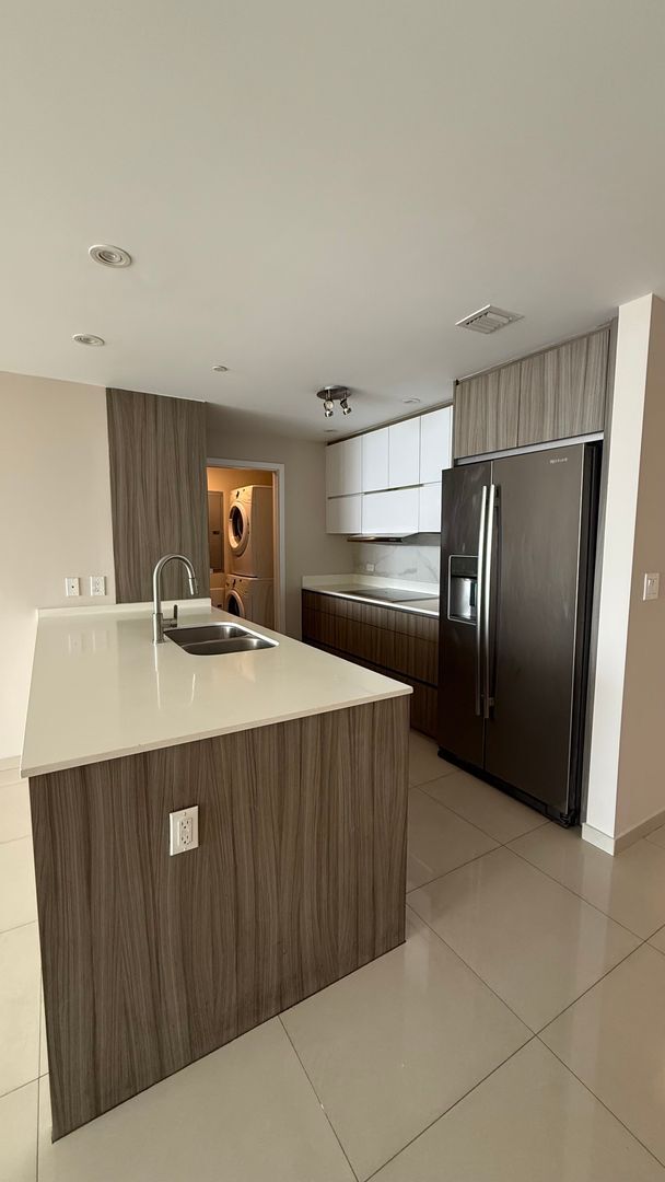 Building Photo - Spacious 3BR/3BA with bay views in the heart of Edgewater!