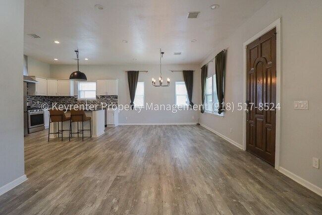 Building Photo - Charming 3 Bed, 2 Bath Bungalow Near Downtown Tulsa!