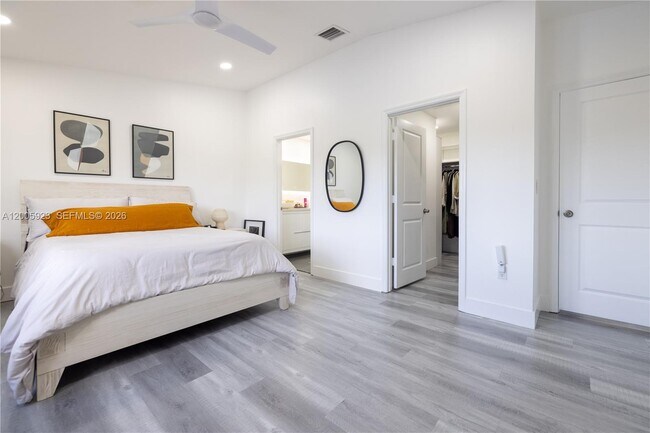 Building Photo - 345 NE 194th Ln