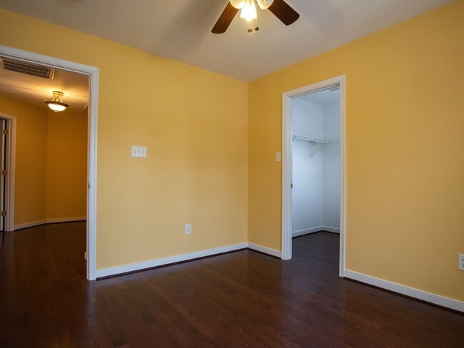 Building Photo - 4 bed townhouse available now!