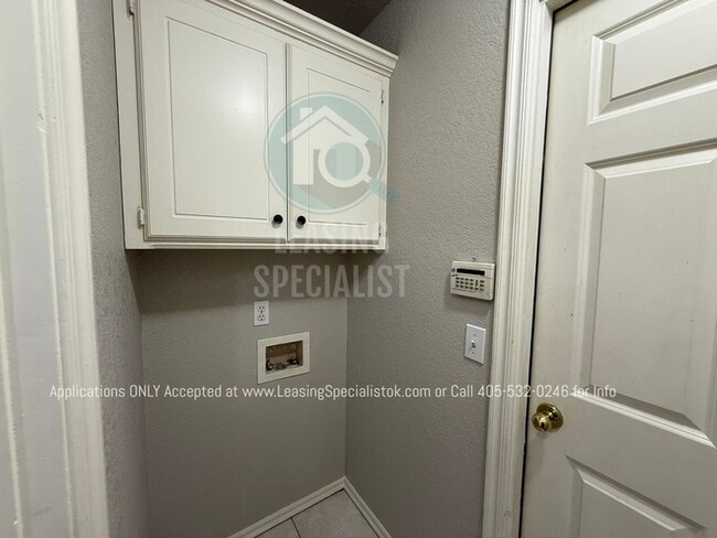 Building Photo - West Norman 3 Bed 2 Bath Garden home!