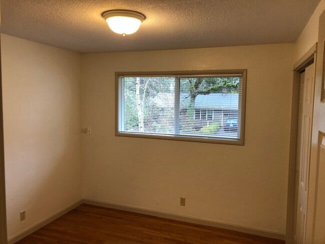 Building Photo - Updated 3 bedroom 3 bath house in Eugene!
