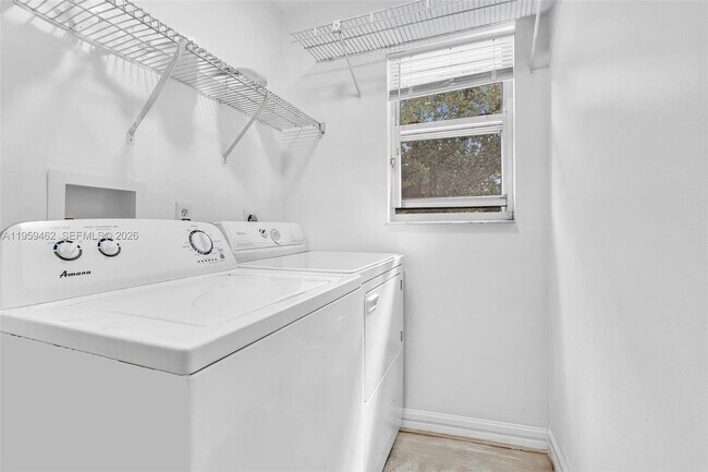 Building Photo - 2927 Bogota Ave