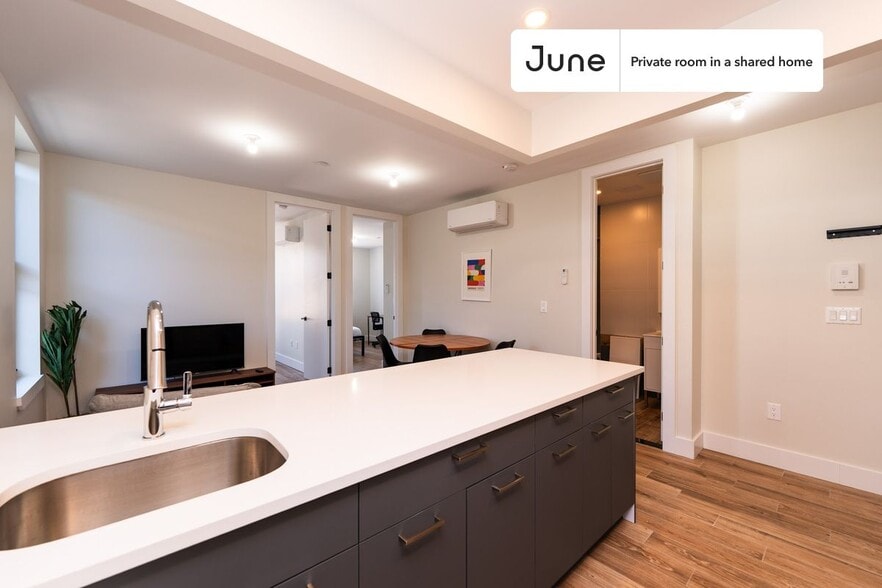 Building Photo - Private bedroom in 2 bed/2 bath Home