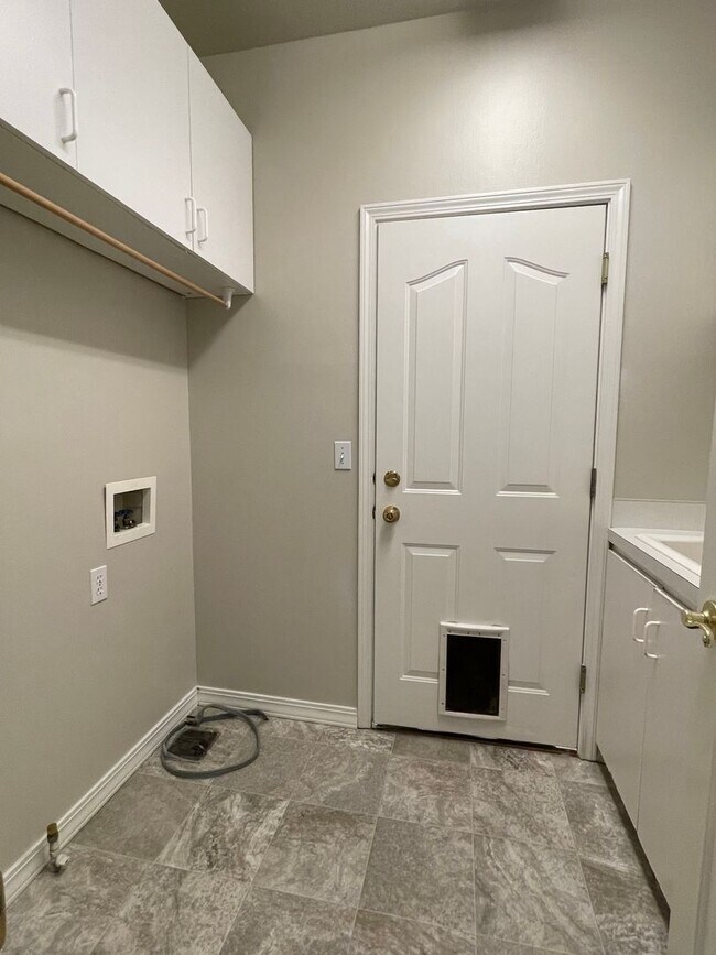 Building Photo - Beautiful 5bd 3ba home on corner lot, Edge...