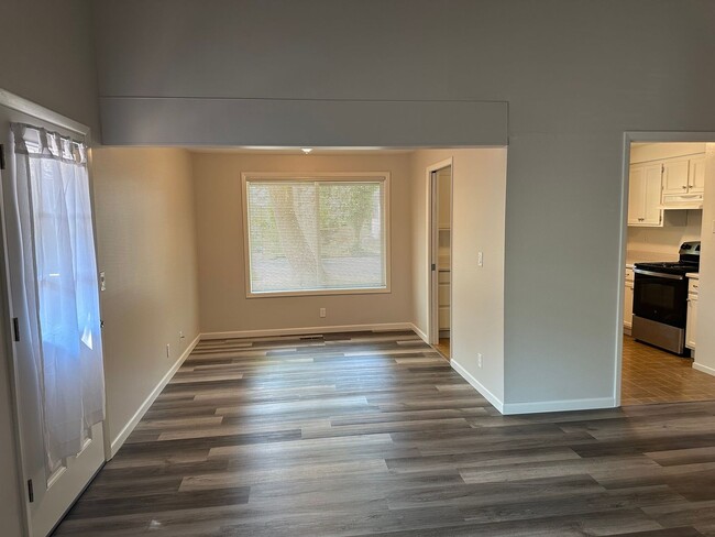 Building Photo - Updated 2 bedroom 2 bath duplex with garag...