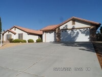 Building Photo - 3 Bedrooms, Den, 2 Bathrooms, 3 Car Garage...