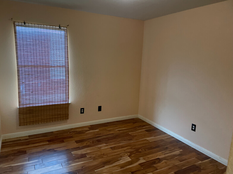 Building Photo - Room in House on Haleys Way