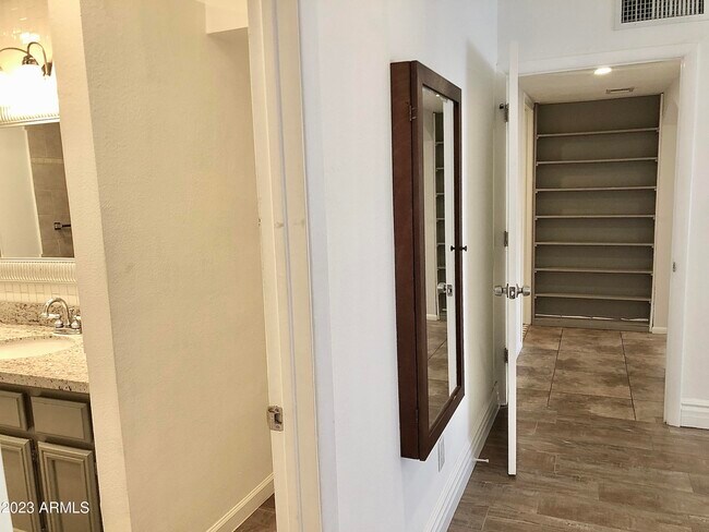 Building Photo - 6711 E Aire Libre Ln