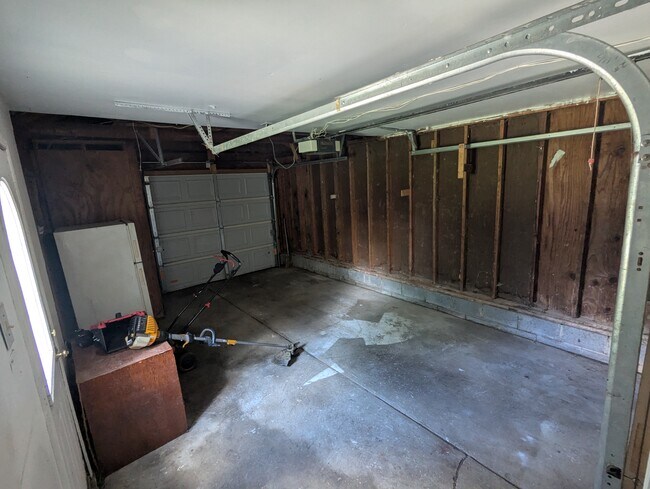 Garage - 18407 Lennane