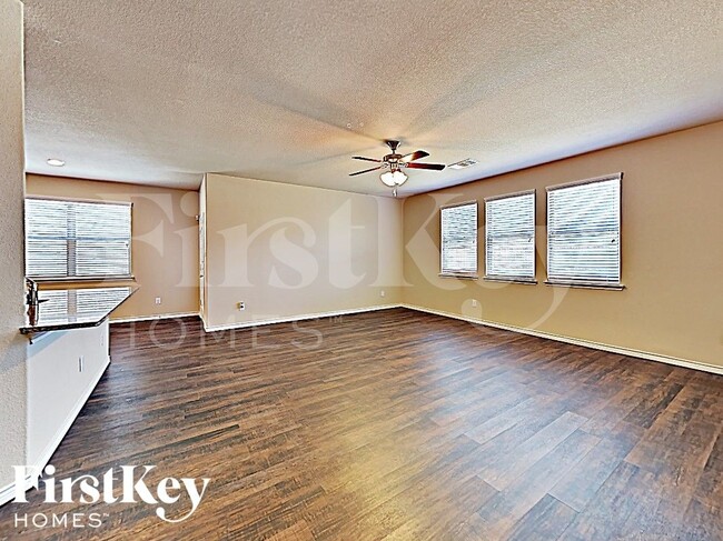 Building Photo - 561 Jamestown Ln