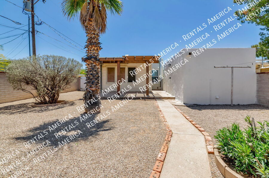 Building Photo - 1119 E Silver St