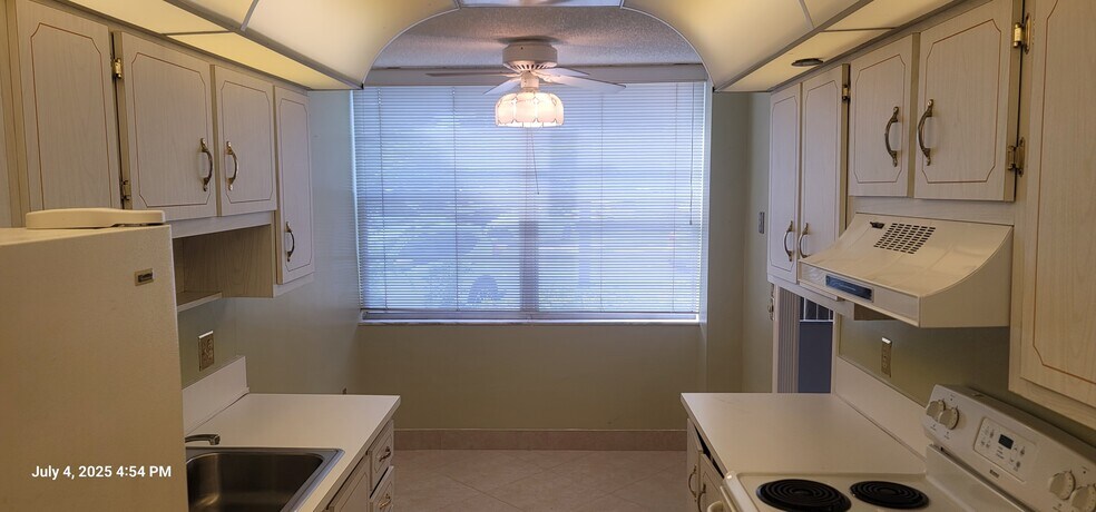 Building Photo - 1300 Saint Charles Pl
