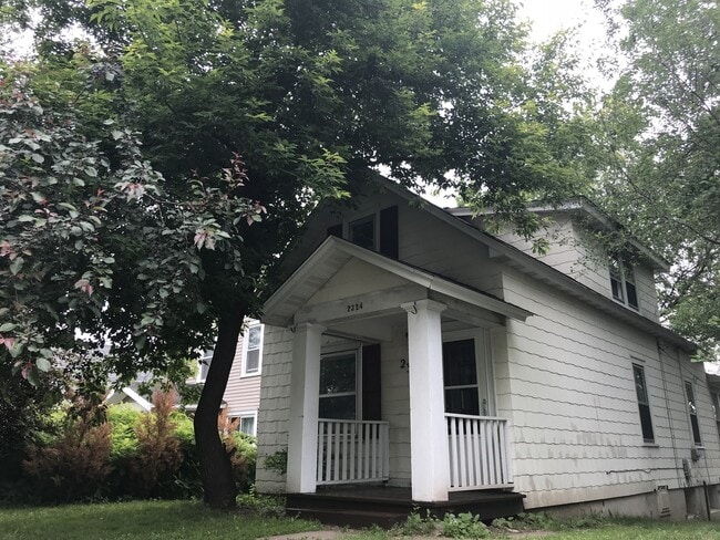 Primary Photo - AVAILABLE NOW - 2 Bed 1 Bath Home in Craft...