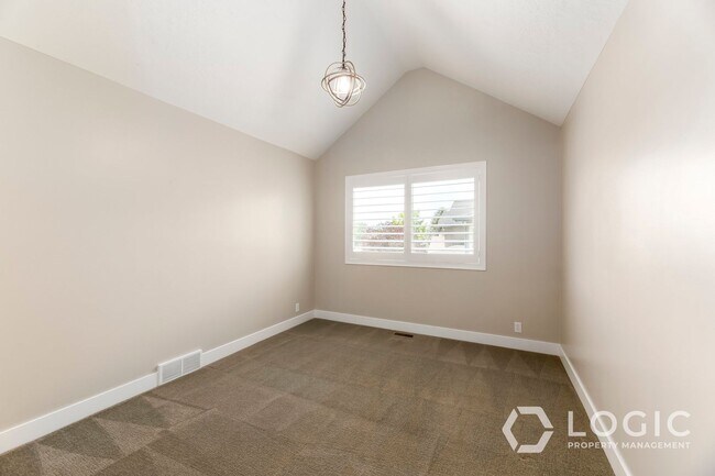 Building Photo - Stunning Fully Renovated Single Family Home!