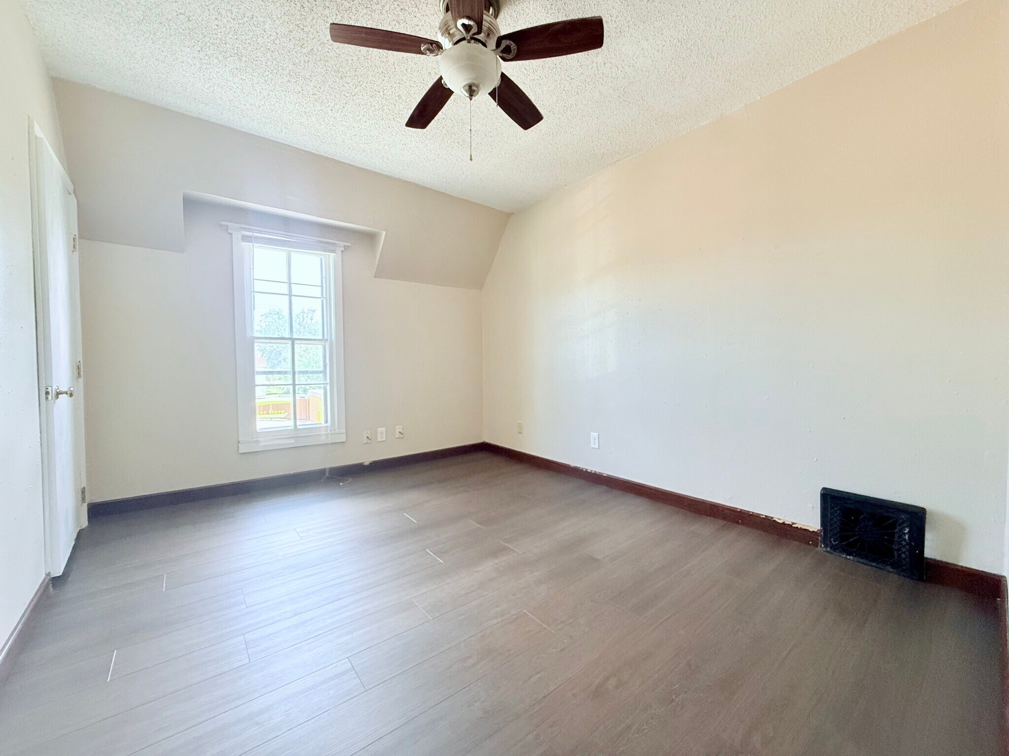 Bed #2 - 615 W 2nd St