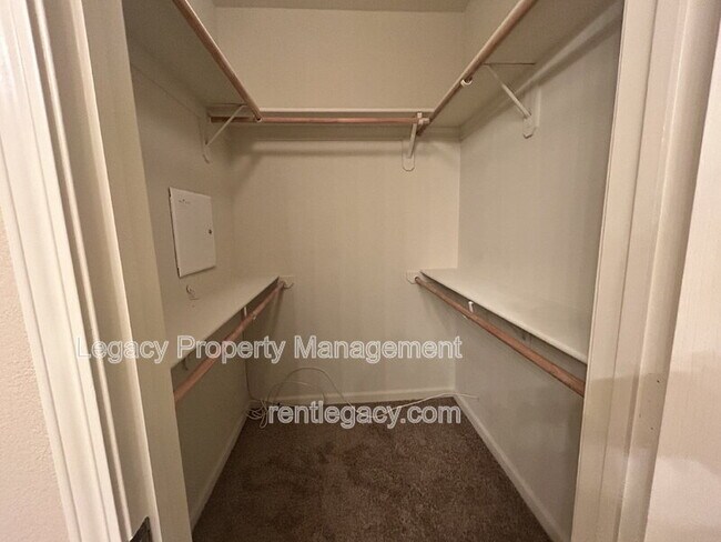 Building Photo - 5350 Dunlay Dr