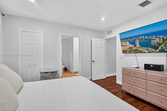 Building Photo - 20424 NE 10th Ct Rd