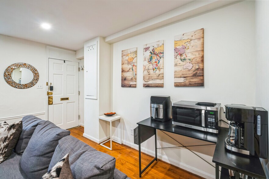 Building Photo - 605 E St SE