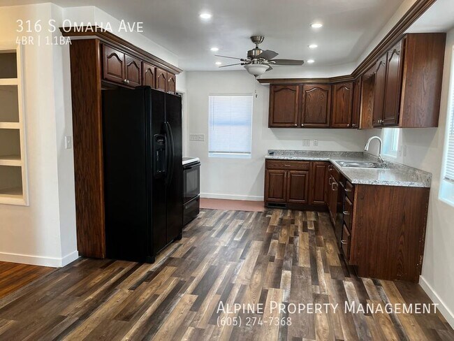 Building Photo - 4 Bed/1.5 Bath with Triple Stall Garage!
