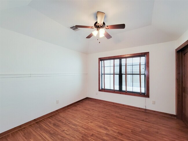 Building Photo - 1801 W 24th St