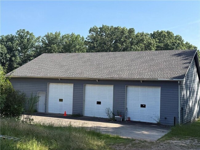 Building Photo - 3331 Friendship Rd