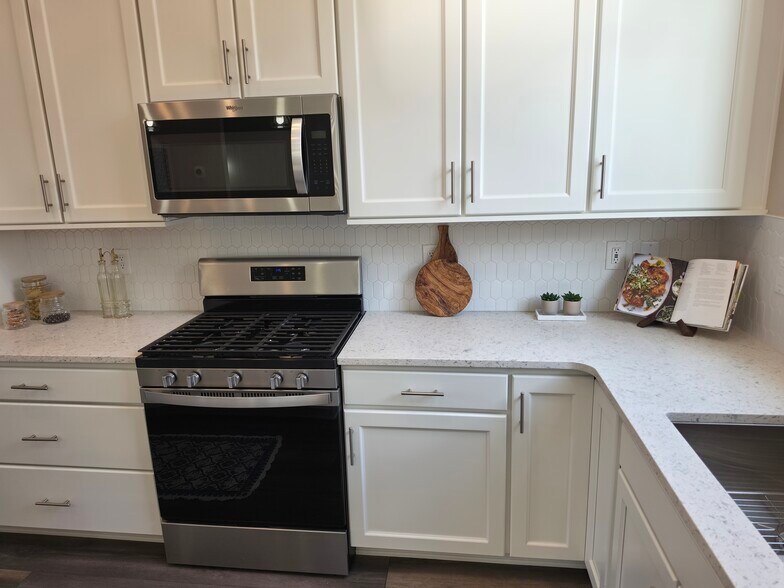 Plenty of natural light in the kitchen - 2220 S McIntyre St