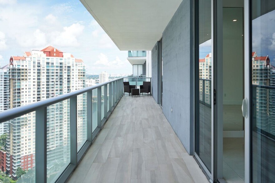 Building Photo - 1300 Brickell Bay Dr
