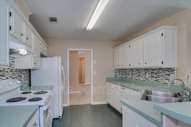 Building Photo - 207 Taylor Cir