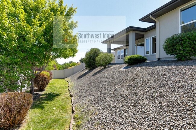 Building Photo - 476 W Buroak Dr
