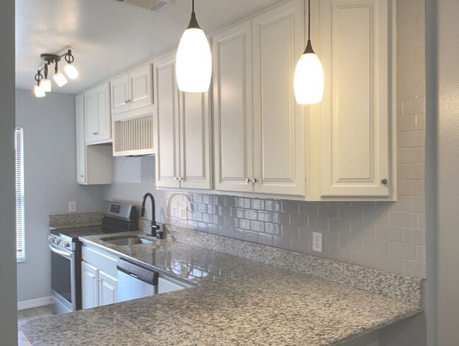 Building Photo - Beautiful townhome!