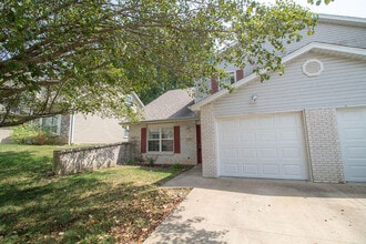 Building Photo - 5569 Pinehurst Ln