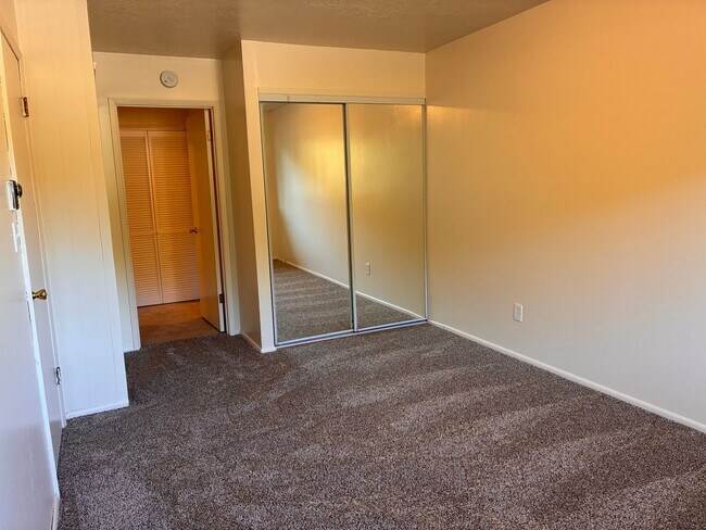 Building Photo - CLOSE-IN SE ::: Next to Park, Spacious, Qu...