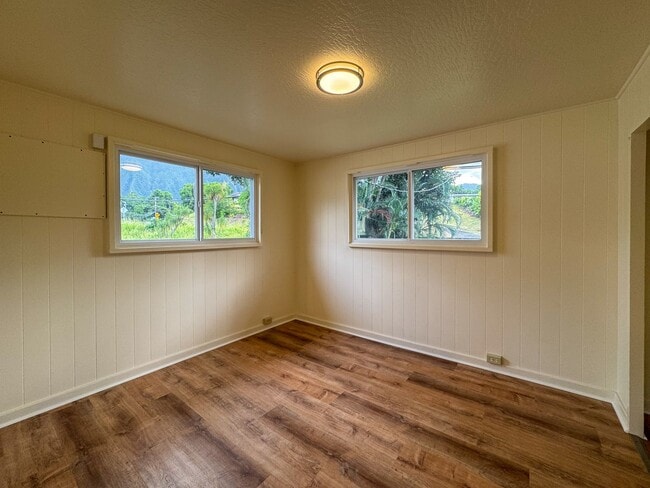 Building Photo - AVAILABLE NOW. 2BD/1BA/2PKG. Upstairs unit...