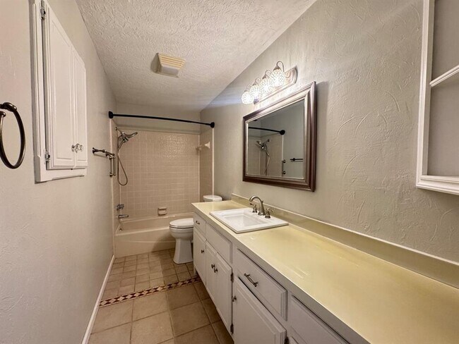 Building Photo - 905 Rambling Oaks Dr