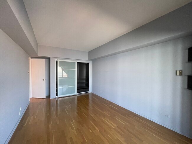 Building Photo - 175 E Delaware Pl