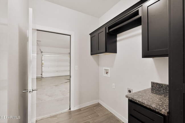 Building Photo - 320 S Manzanita Dr