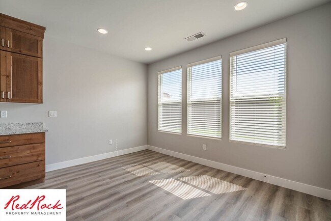 Building Photo - Beautiful 4-Bedroom 2.5 Bath with a 3 Car ...