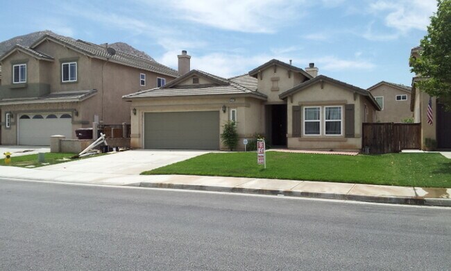 Building Photo - Nice 4 bedroom home close to freeway 215