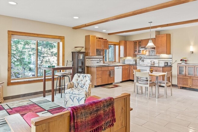 Building Photo - Fully-Furnished Short-Term Rental on South...