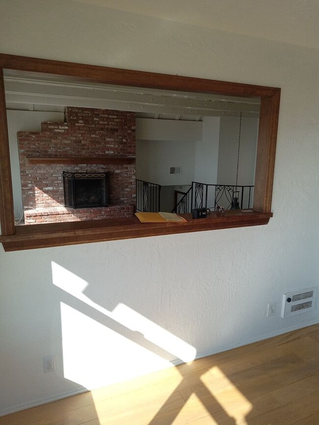 Building Photo - Fabulous 3 bedroom 2 bath tri-level home w...