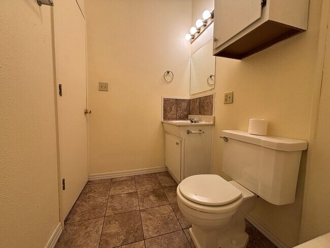 Building Photo - Uptown Apartments