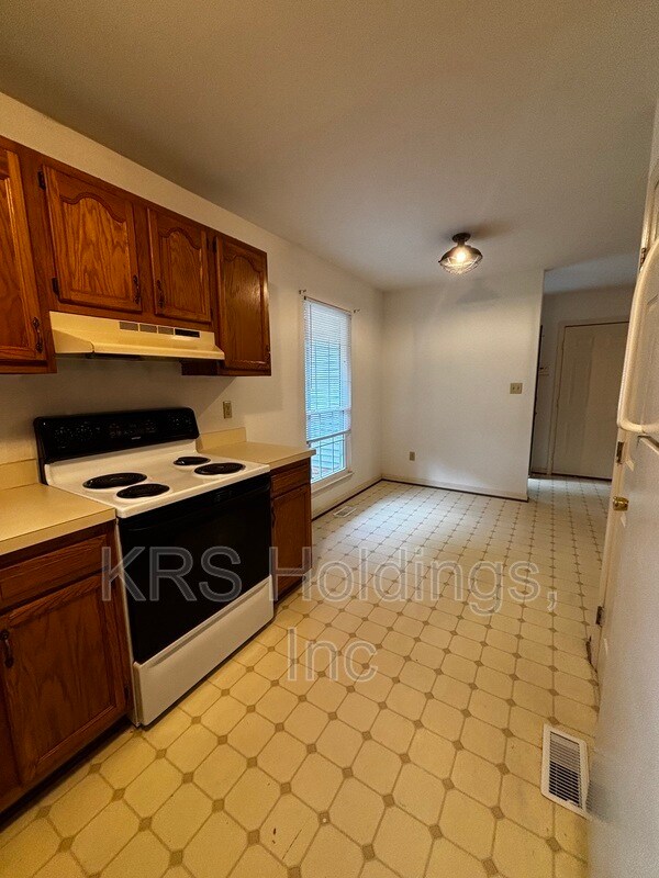 Building Photo - 3320 Pinecrest Cir