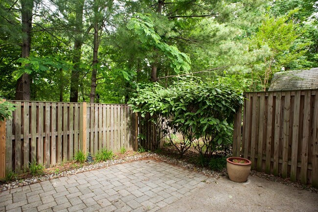 Building Photo - Coming Soon! 2 bed 2 1/2 bath townhouse in...